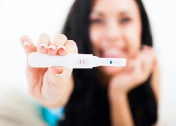 Nên dùng que thử thai vào lúc nào trong ngày để cho kết quả chính xác?