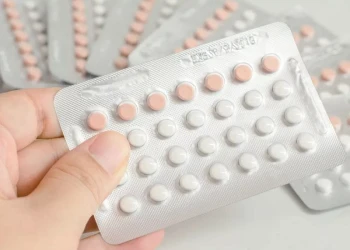 Uống 2 viên thuốc tránh thai hàng ngày 1 lúc có sao không?